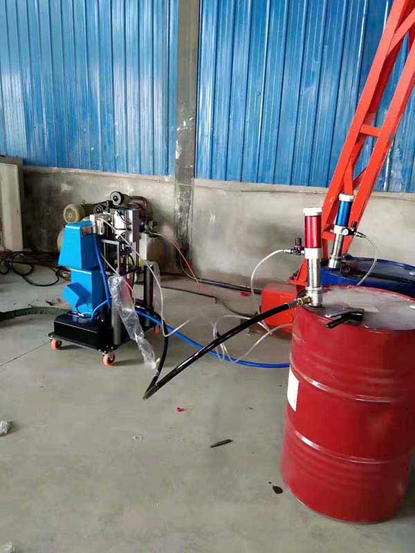 聚氨酯發(fā)泡機設備保溫施工現(xiàn)場